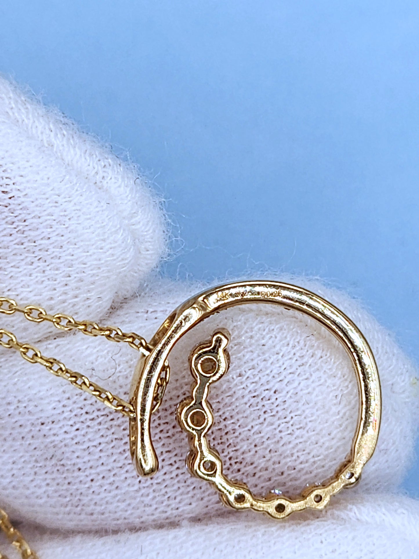 Timeless 14K Yellow Gold Diamond Swirl Pendant Necklace with 0.25 CT Graduated Diamonds on 18-Inch Cable Link Chain