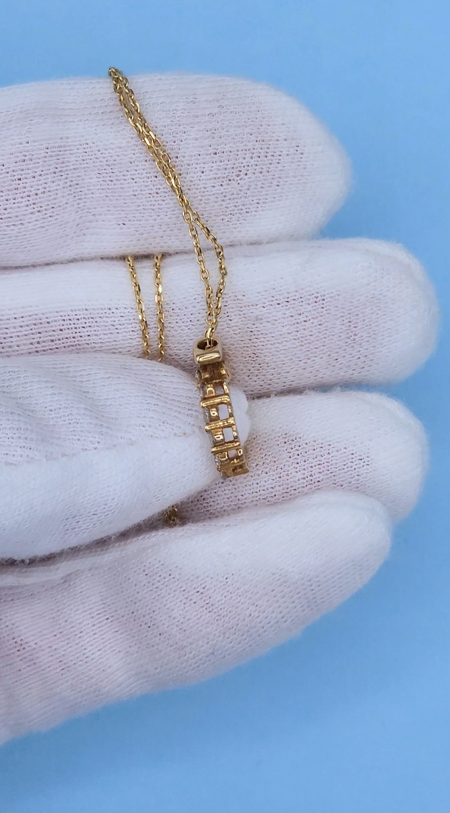 Timeless 14K Yellow Gold Diamond Swirl Pendant Necklace with 0.25 CT Graduated Diamonds on 18-Inch Cable Link Chain