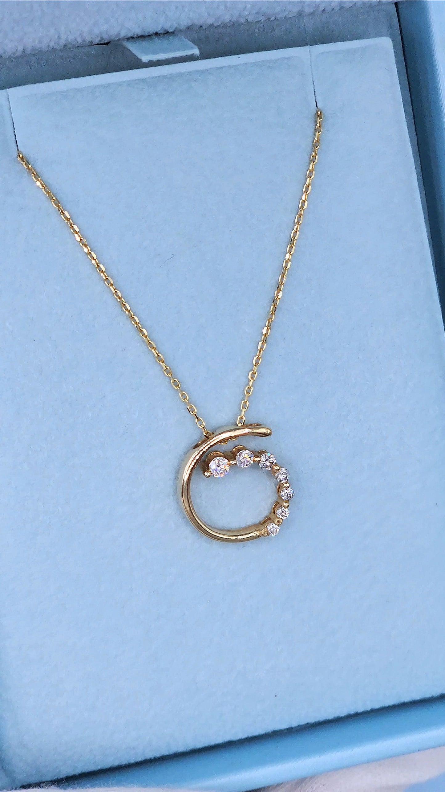 Timeless 14K Yellow Gold Diamond Swirl Pendant Necklace with 0.25 CT Graduated Diamonds on 18-Inch Cable Link Chain