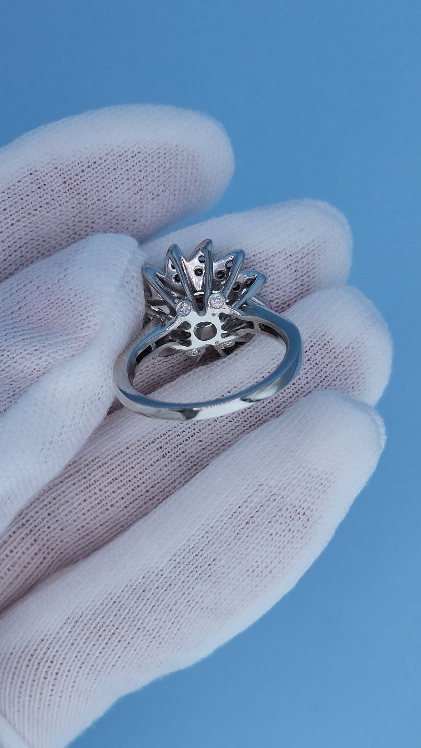 14k White Gold Diamond Flower Ring – Vintage-Inspired Floral Cocktail Ring with 1.30 Carat Approx. Diamonds, High-Set Bloom Design
