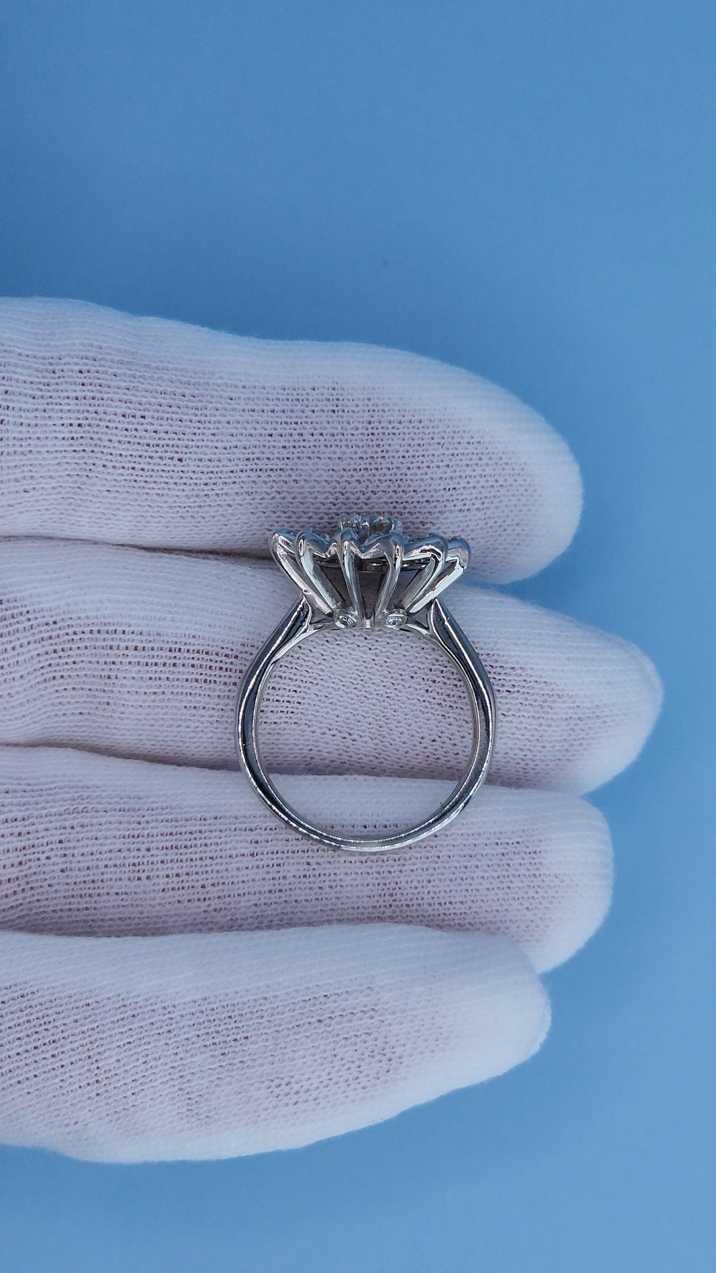 14k White Gold Diamond Flower Ring – Vintage-Inspired Floral Cocktail Ring with 1.30 Carat Approx. Diamonds, High-Set Bloom Design