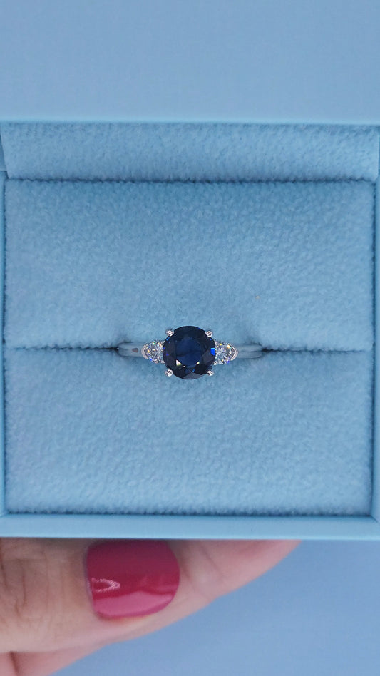 14k White Gold Past Present Future Ring with 1.52 Ct Round Blue Sapphire & Diamond Accents – Size 6.25