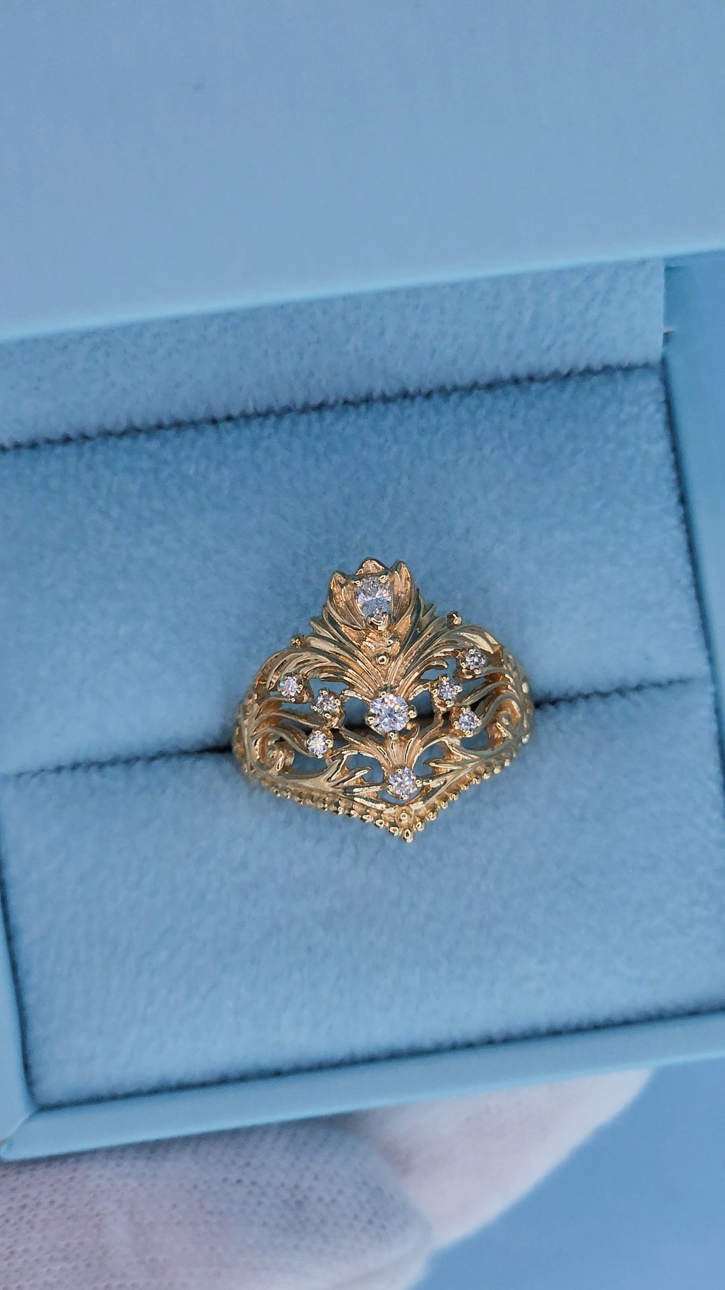 14k Yellow Gold Crown Ring with Natural Pear-Shaped and Round Diamonds - Size 8.75